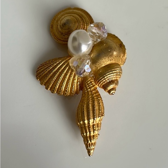 Jewelry - Gold Tone Metal Shell Pin